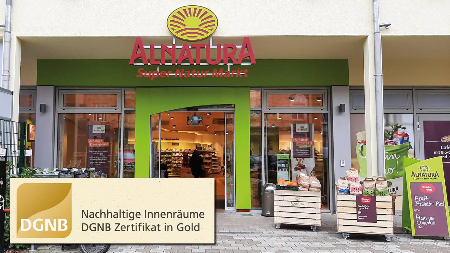 Außenansicht des Alnatura Markts in der Sophienstraße in Karlsruhe. Darüber das DGNB-Siegel für nachhaltige Innenräume in Gold