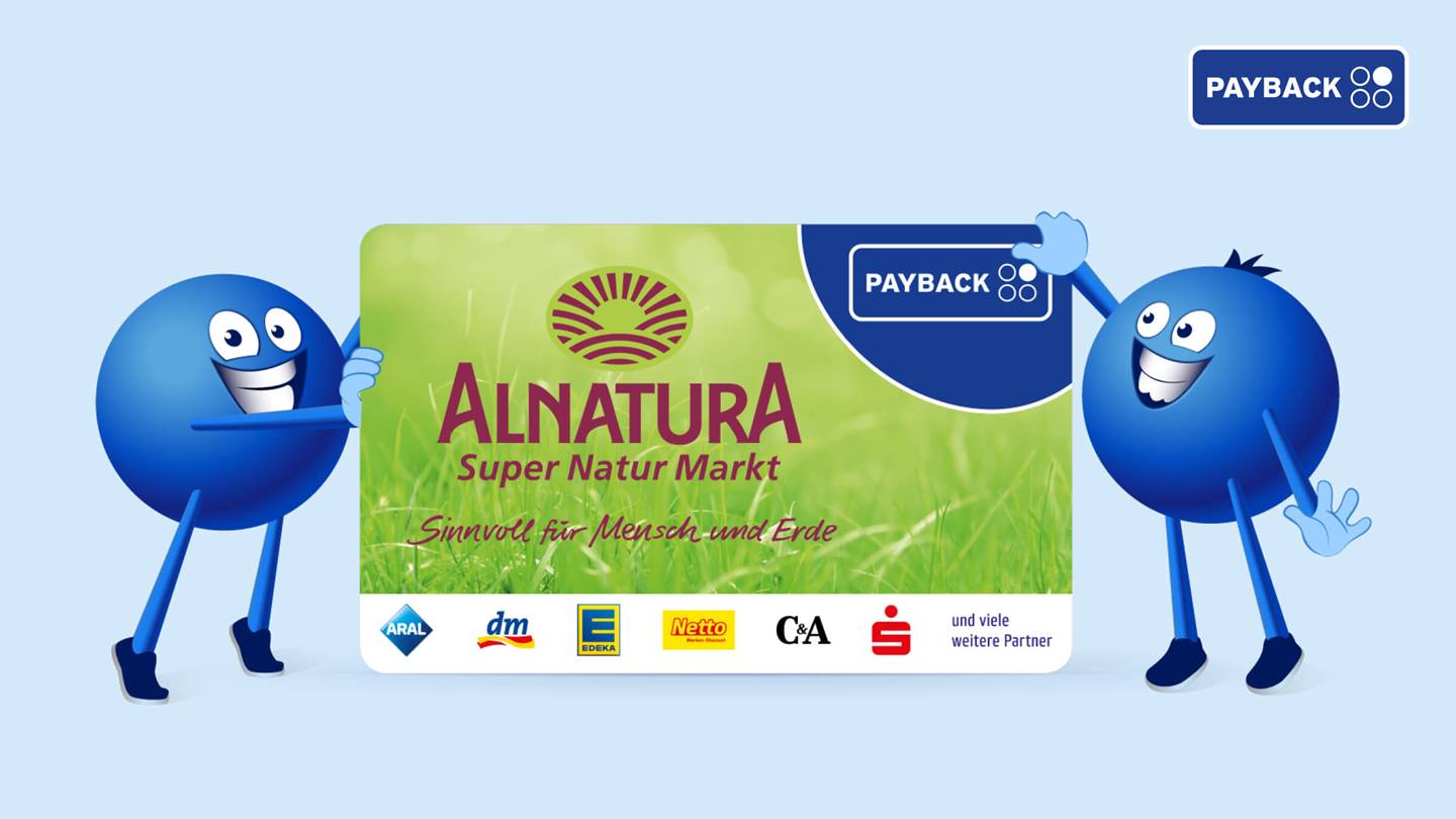 Das Bild zeigt zwei freundliche, blaue, kugelartige Figuren, die eine Payback-Karte präsentieren. Die Karte wirbt für Alnatura Super Natur Markt und listet diverse Partnerunternehmen auf (u.a. Aral, dm, Edeka, Netto, C&A). Der Hintergrund der Karte ist grün und zeigt Gras, symbolisch für die Naturverbundenheit von Alnatura und die Nachhaltigkeit. Die Gesamtwirkung ist positiv.