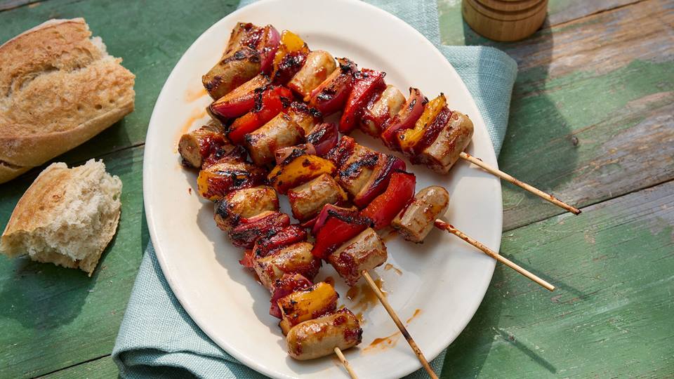 Pikanter Bratwurst-Schaschlik